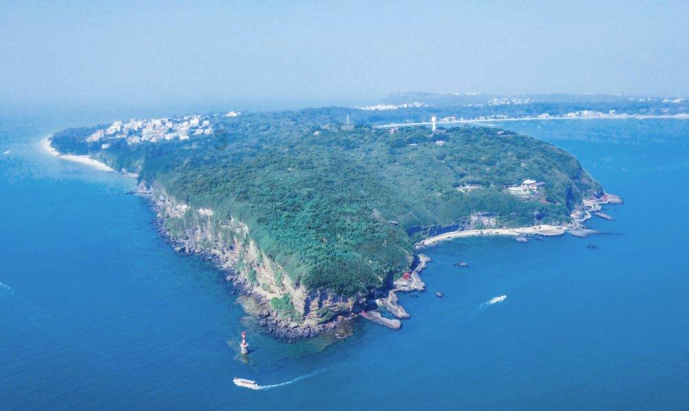 一路前行：“渐渐”雕塑被搬到电视台门口，路人围观热议“她很悲伤”